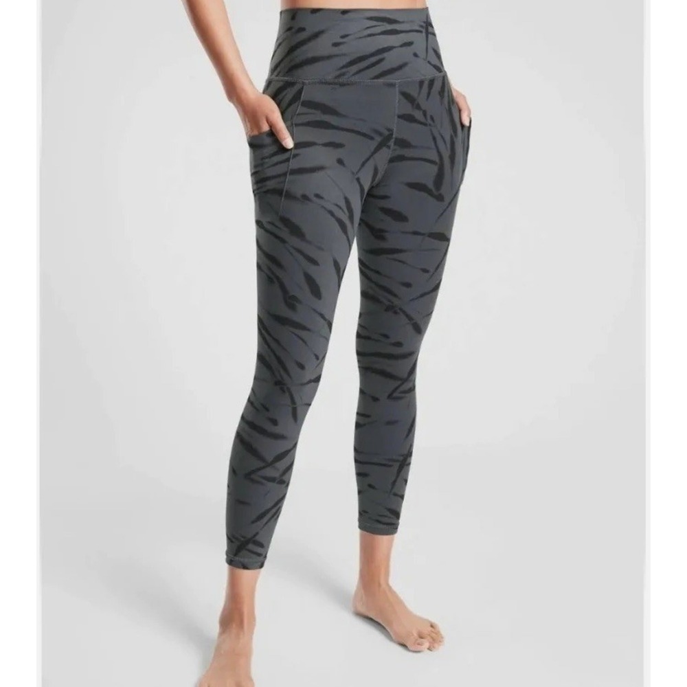 Athleta • Salutation Stash Pocket II 7/8 Tight Grey Tiger Stripe Leggings XS